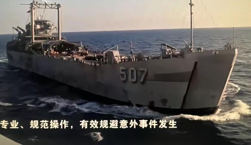 南海惊魂！菲舰距我舰仅5米疯狂挑衅，南部战区公布画面，这操作太嚣张就在刚刚