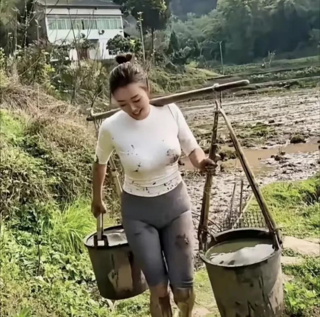 这在农村算是能干的女人了，不说别的，两桶水很多男人都不一定挑的起来！