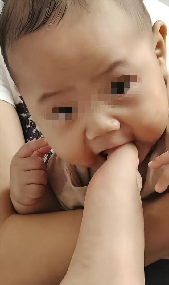 出格！山东一家庭群里，小姑子发了一个视频：她把脚趾伸进8个月大侄子的嘴里，大家却
