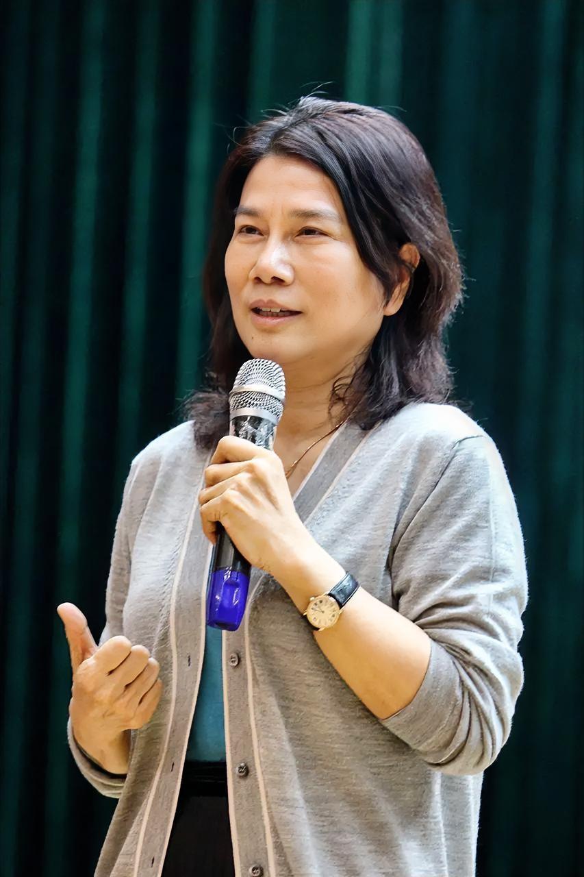 主持人问董明珠:“像你这么有财富有地位的人，亲戚朋友多吗？”董明珠说:“我没有亲