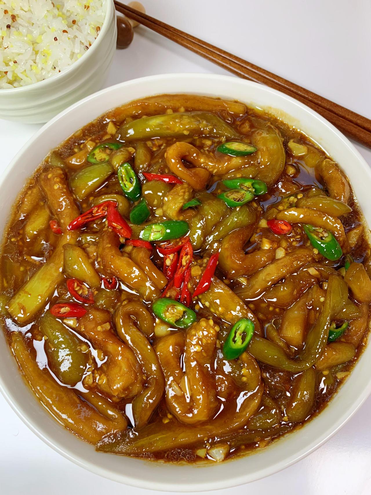 答应我，一定要试试这个酱香茄子！真的超级下饭，我家一周吃三次都不腻！茄子切条用盐