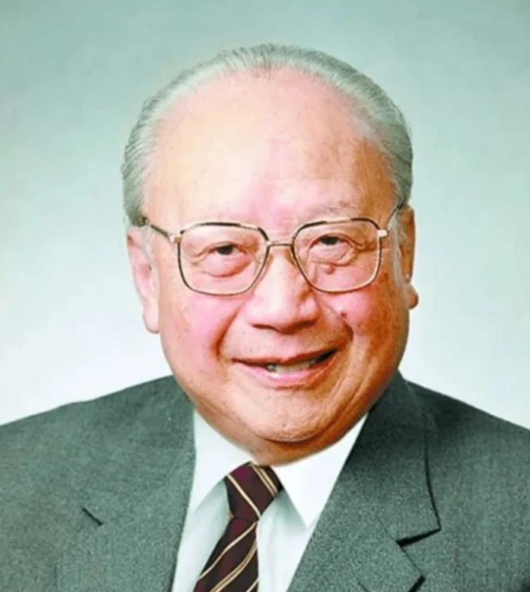 1982年北京，原本谈笑风生的邓小平突然沉下脸来，声音严肃地说：“全中国，只有他