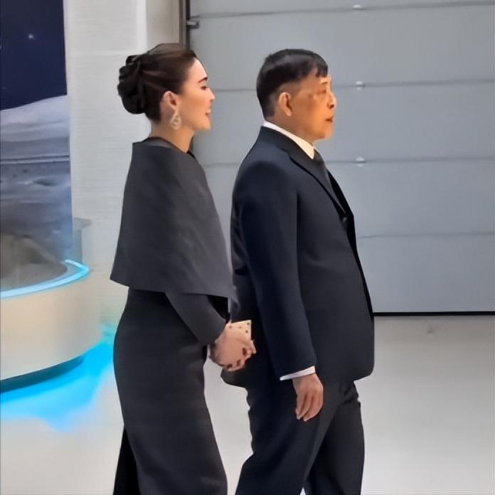 11月16日，苏提达王后和老公玛哈国王又抵达北京航天飞行控制中心！这次苏提达王