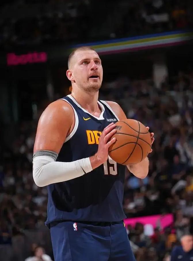 NBA中锋榜单漏了最大黑马？他抢下联盟第一篮板，却无人谈论。约基奇每晚撕碎