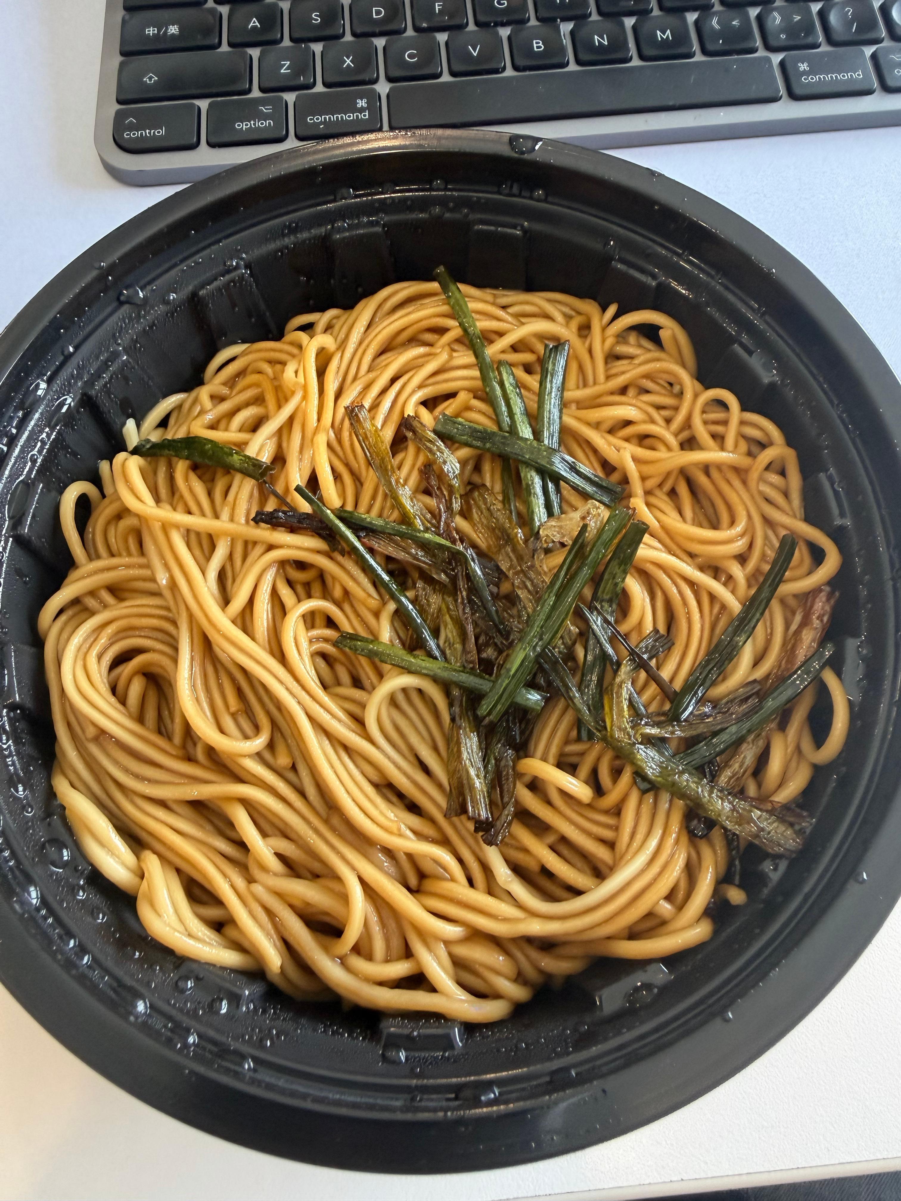 今天中午吃的这个，我今天没带减脂餐，就吃了个面我还和同事说，不要点那种看上去很网