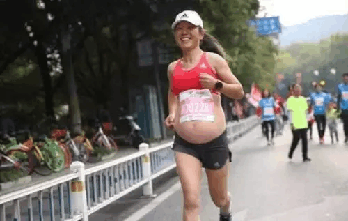 35岁的她火了: 怀孕5月不听众人意见参加跑步比赛, 孩子还在