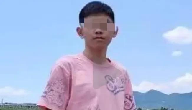 千刀万剐的骗子盯上了学生。庐江胡家，1.8米大儿18岁儿子，飞往西双版后失联4