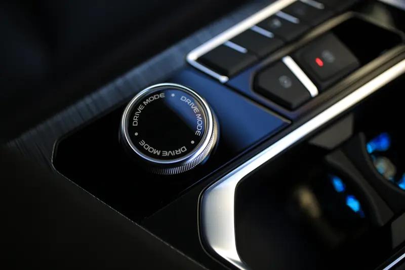 10万块买长安还是吉利，还挺让人纠结的。就拿长安CS75PLUS智慧冠军版和吉