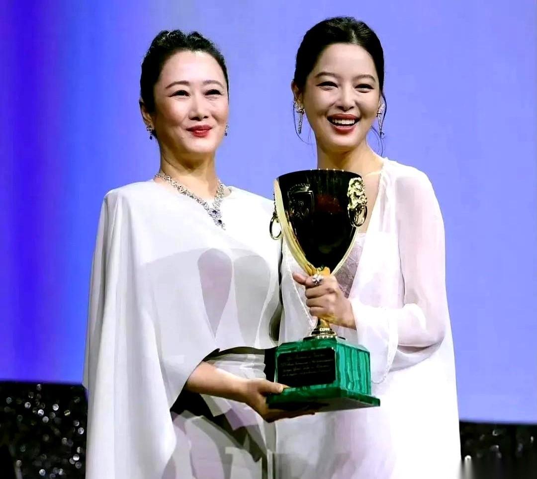 最逗的就是，大家伸长了脖子想看影后打架，结果人俩早就私下把话说开了。真正该被拎