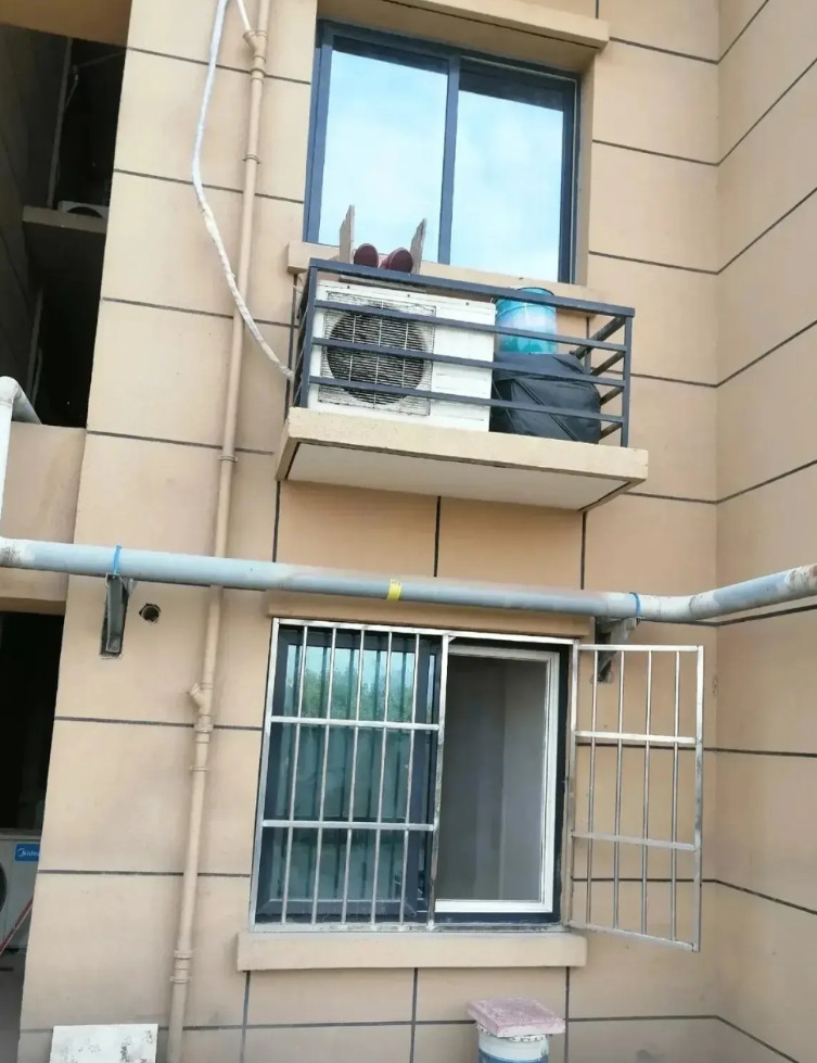 陕西，一名男子家住二楼，他在家中安了一个空调，可是，安好没多久，一楼邻居突然找上