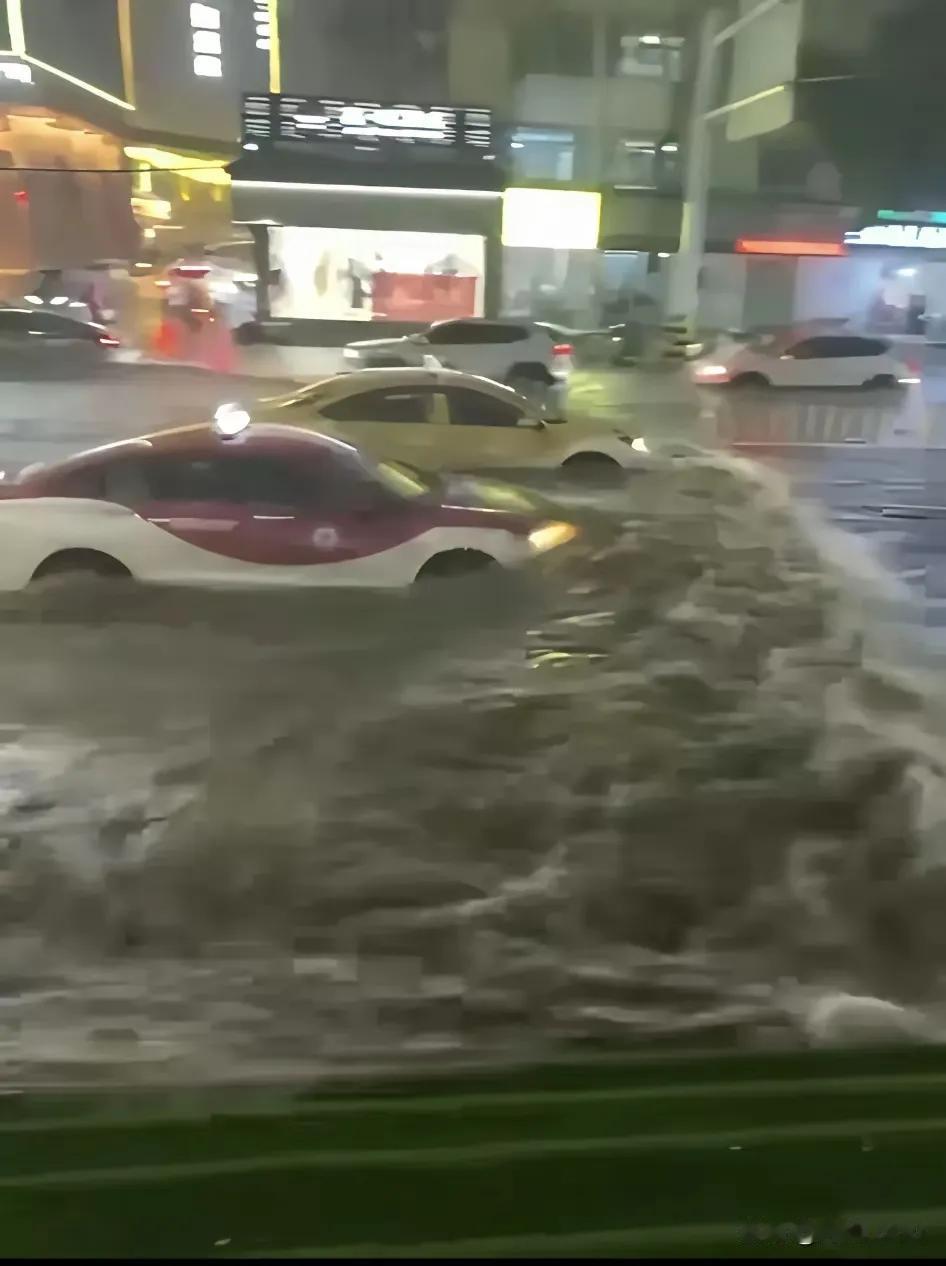 昨晚的一场暴雨，让兰州的一些路段再次成了河，出租车开启了游泳模式。您看出这是兰
