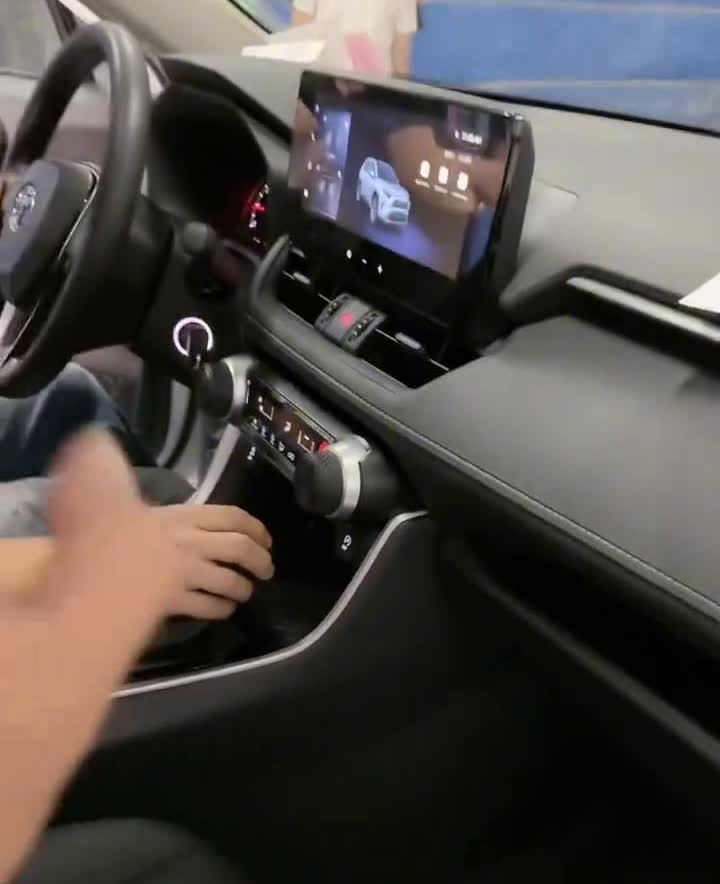 2024款丰田RAV4荣放。荣放都市版的，这个车指导价是171800的，因为