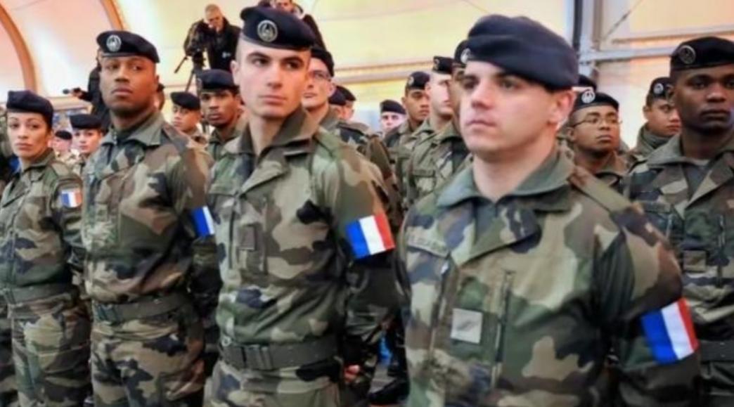 俄罗斯该难受了，两千法军一战即降，就是两千战俘，俄罗斯既要管吃还要管住。法国准备