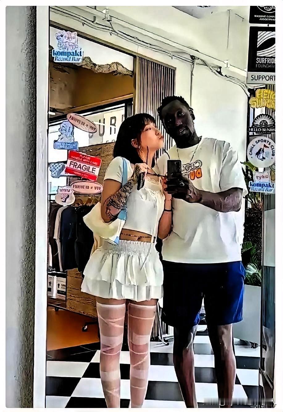 有个女生，带了男友回家，结果父母当场就变了脸色，直接把他俩轰出了门。这还没完