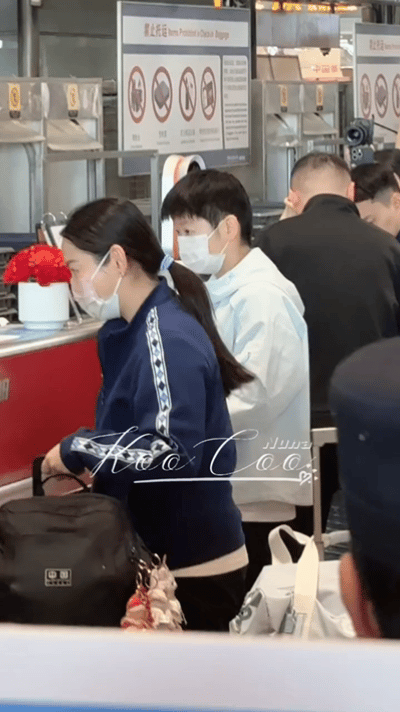 4.27日，莎莎在机场，大大圆圆的眼睛灵动又漂亮。国乒在北京出发，去伦敦，莎