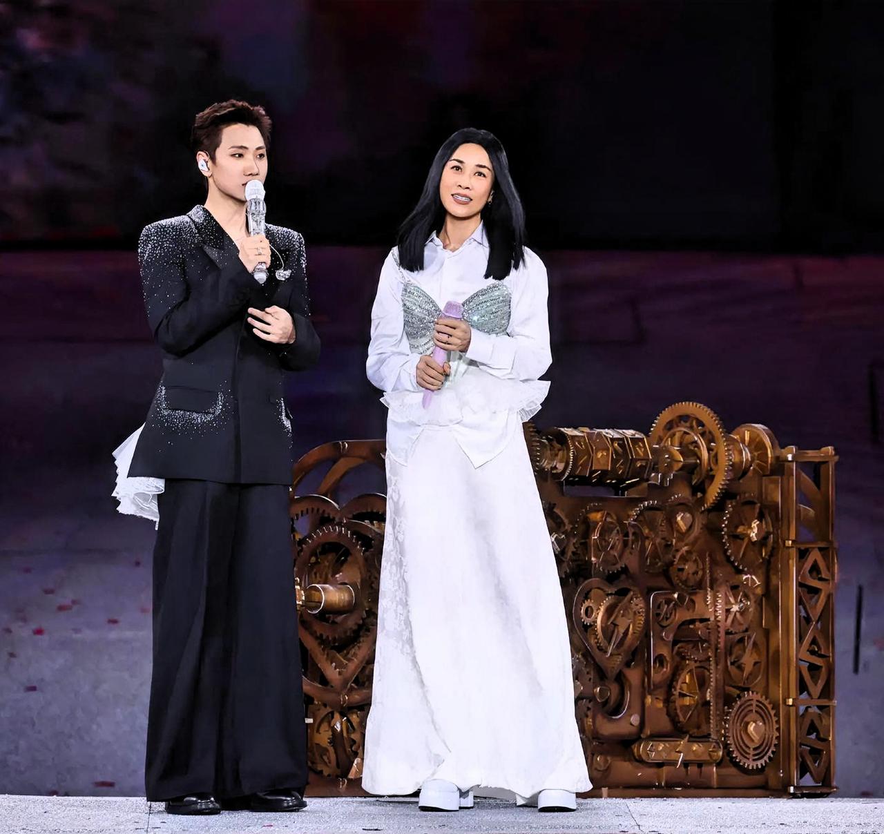 那英在汪苏泷鸟巢演唱会上说了一句：“你这演唱会比我的好100倍。”8月28号