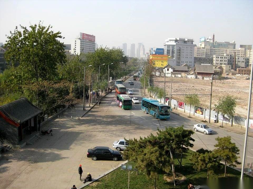 “哥们，你是老城里人吧？”地铁上，旁边大哥一句话，砸得我半天没动弹。我就去趟