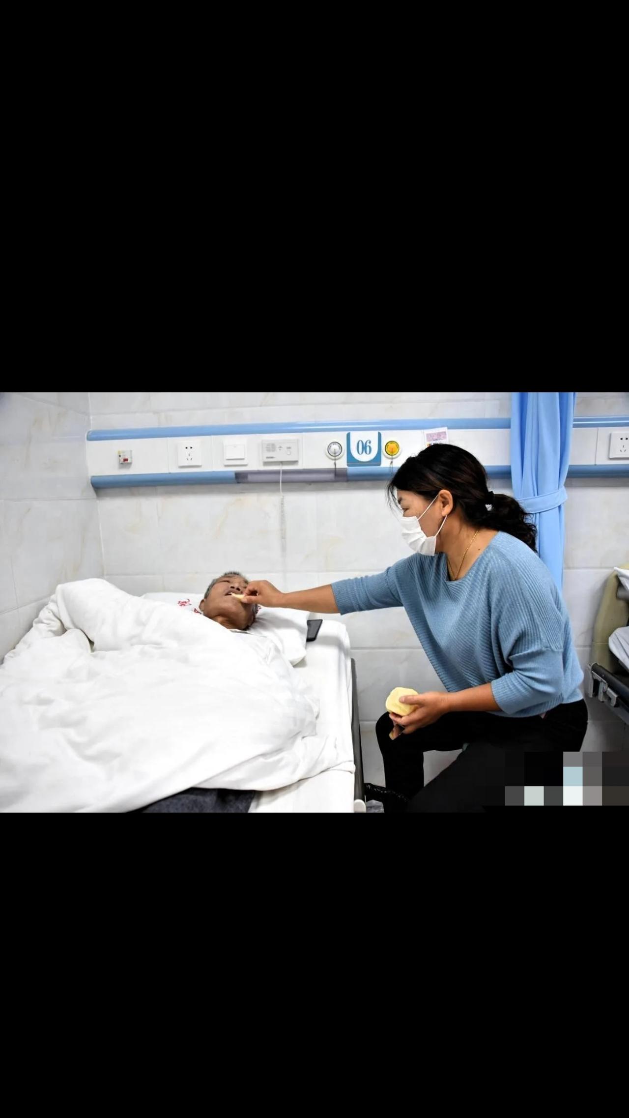 江苏，老人的小儿子去世后，儿媳和孙女一直照顾他8年，老人去世后，10多年不和他来