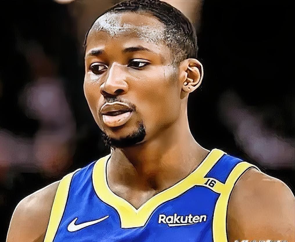 科尔赛前拉住队医问了三遍：“他真上不了？”队医点头的瞬间，老教练把战术板