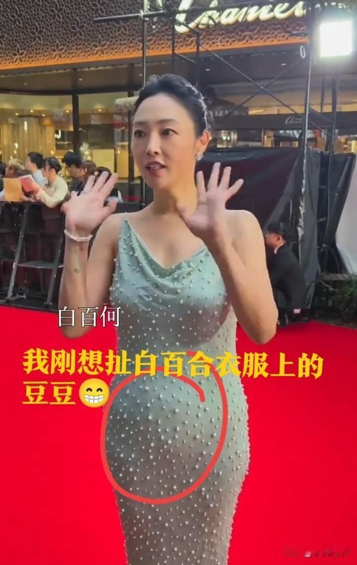 第一眼看到那件“河豚”外套，你是不是也有种冲动：恨不得一颗一颗，把上面的“豆豆”