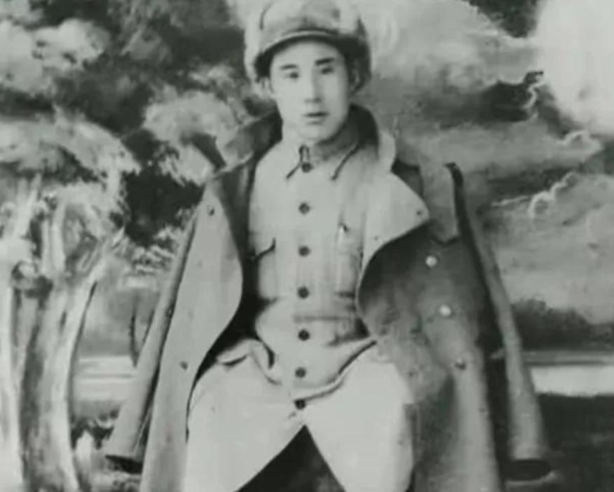 1949年，新中国都快成立了，一个扛过长征、打过淮海的老红军，带着老婆孩子去福建