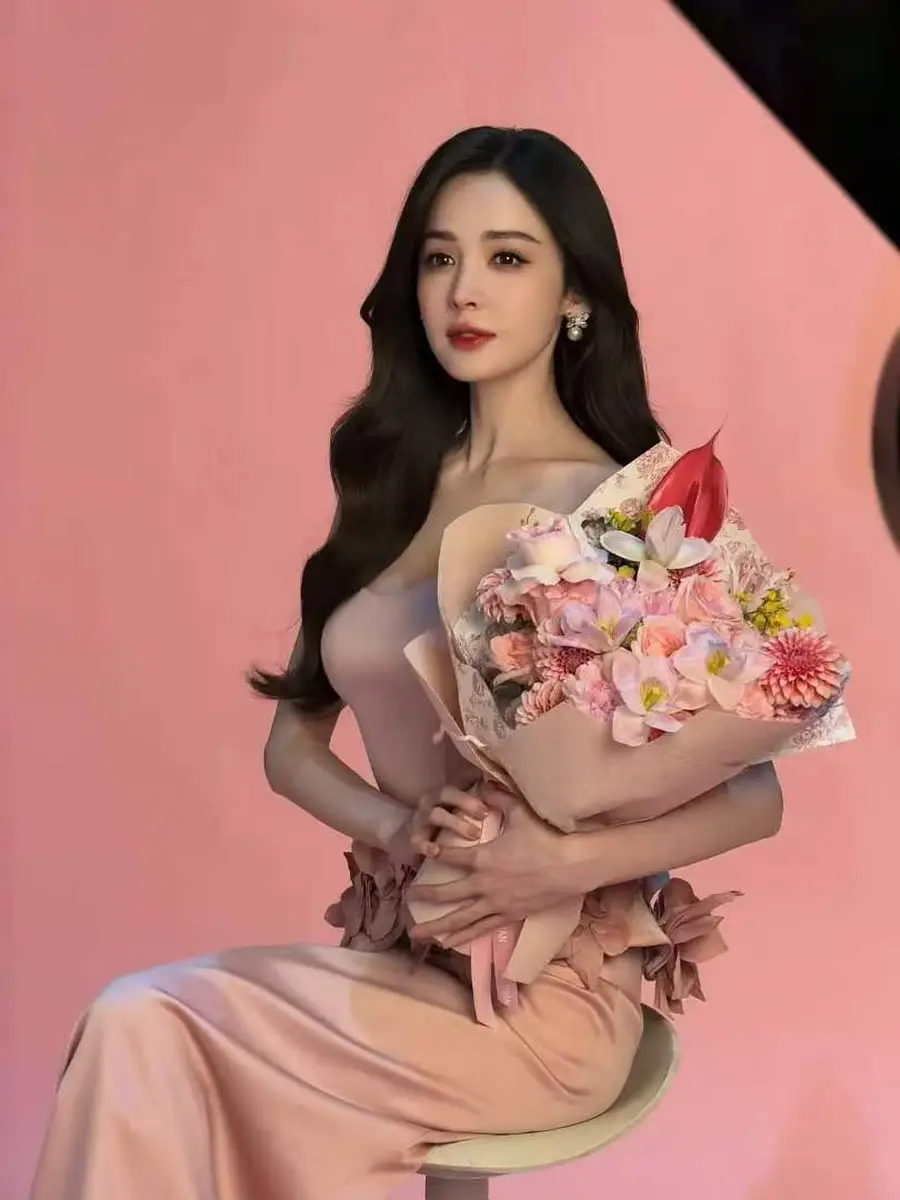 娜扎穿立体花饰粉裙手捧花束甜笑灿烂侧颜精致动人