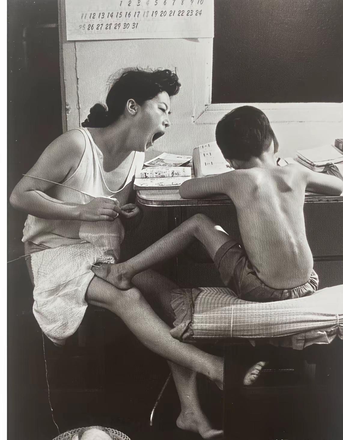 看到这幅图片，我不禁回想起小时候学习时，妈妈在一旁陪伴的场景。那时，营养实在跟不