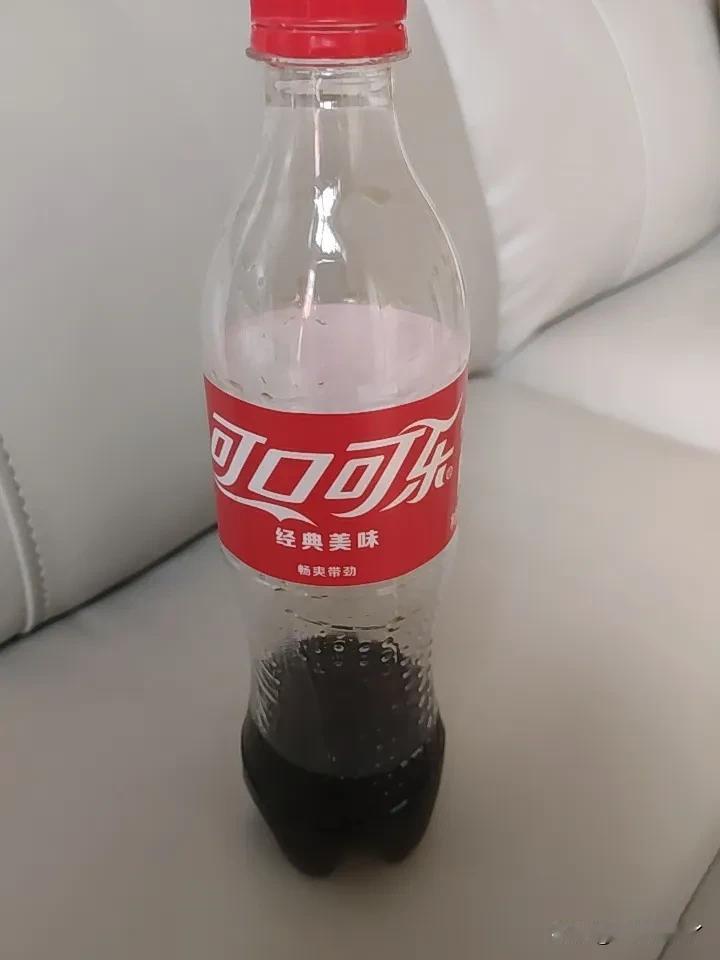 我对可口可乐有很深的迷恋。仅限可口可乐哦，不包括其他品牌的可乐。比如同样大牌的