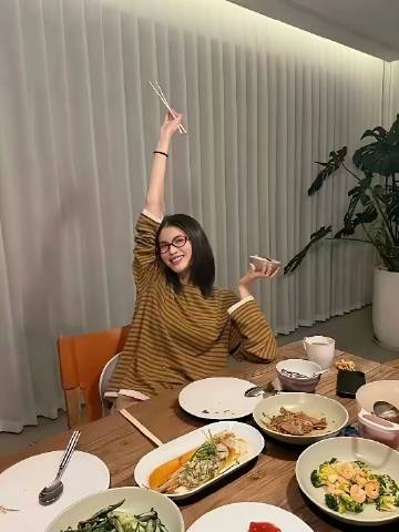 何穗晒出陈伟霆做的五菜一汤，两个人低调结婚后很幸福啊。
