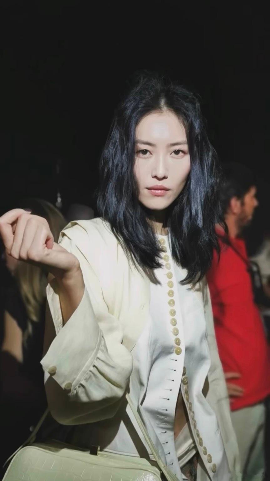 刘雯纽约时装周第二场RunwayforKhaiteSpring/Summ