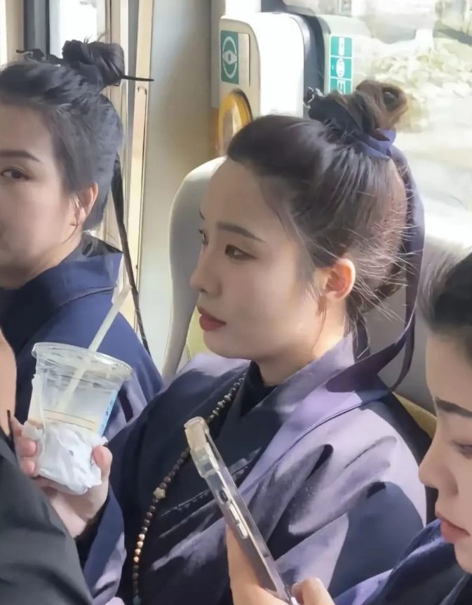原来道长也玩手机喝奶茶的嘛