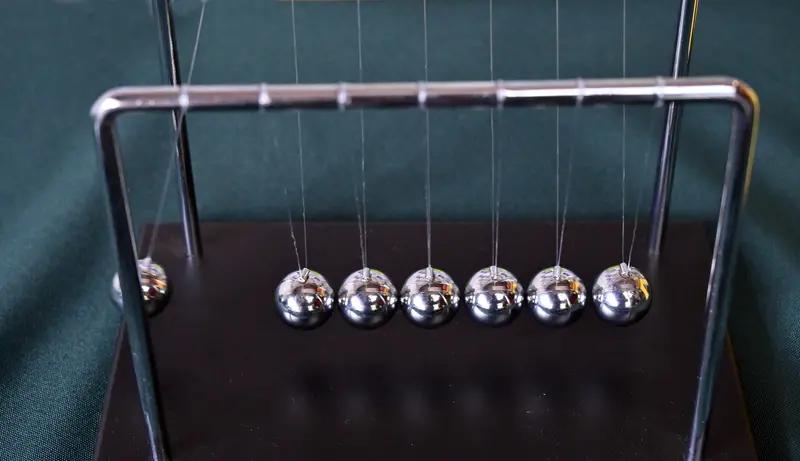 乔布斯和牛顿谁对人类贡献更大，这还真不好说。牛顿发现万有引力，提出三大运动定律，