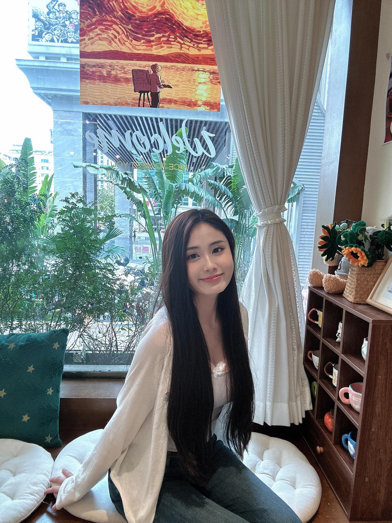 窗明几净，笑语盈盈。