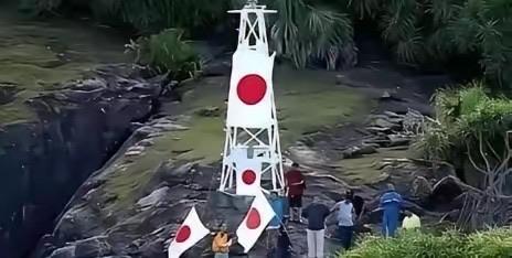 这座灯塔是1978年由日本右翼团体“日本青年社”私自建起来的，高只有5.6米，钢
