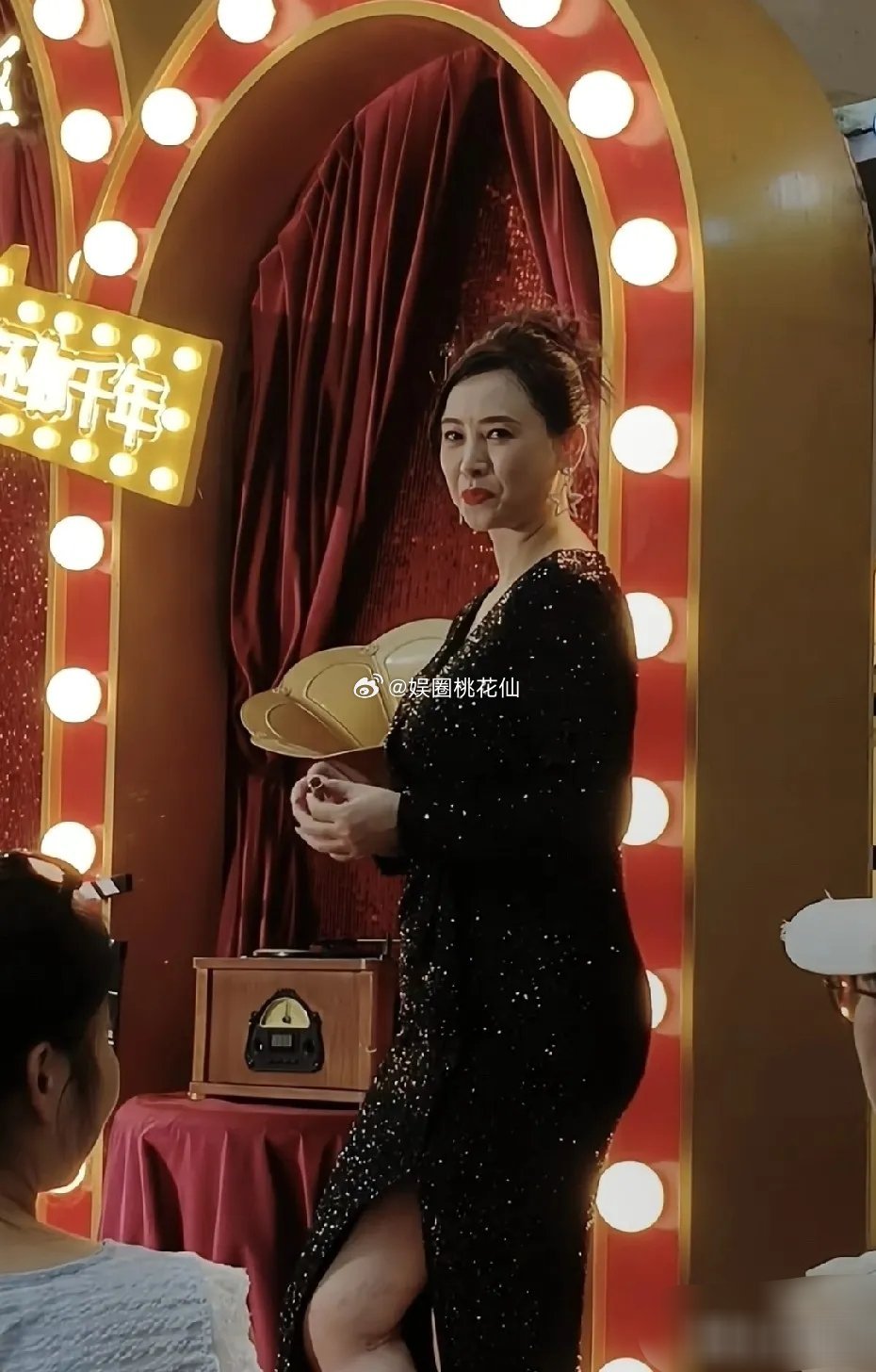 这年头赚钱真难啊！明星都如此更何况普通人呢。57岁的翁虹现身广东千古情商演，打扮