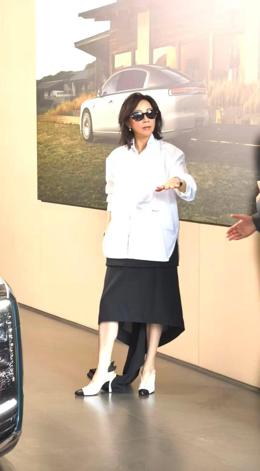 余承东上海交付新车很难想象国产豪华MPV可以收获这么多跨领域名人的青睐。尊界V