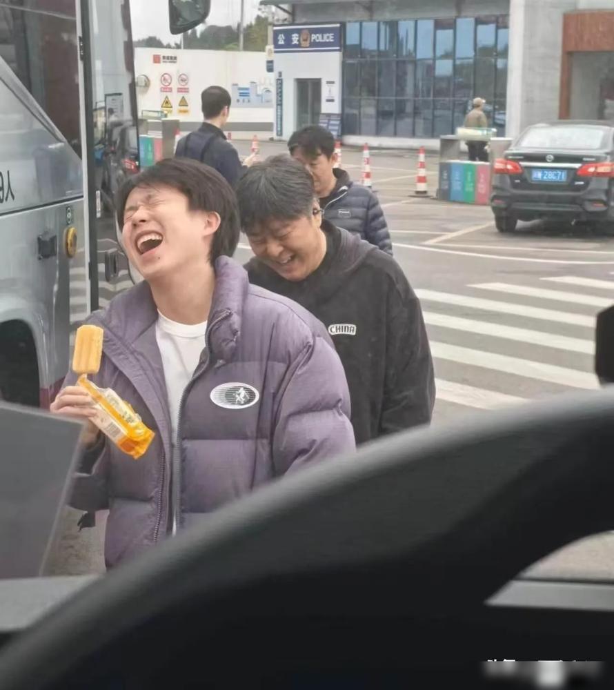 重庆赛刚输八强！王楚钦裹羽绒服啃冰棍，笑到鼻涕泡都飞出来了！你敢信？昨天坐3