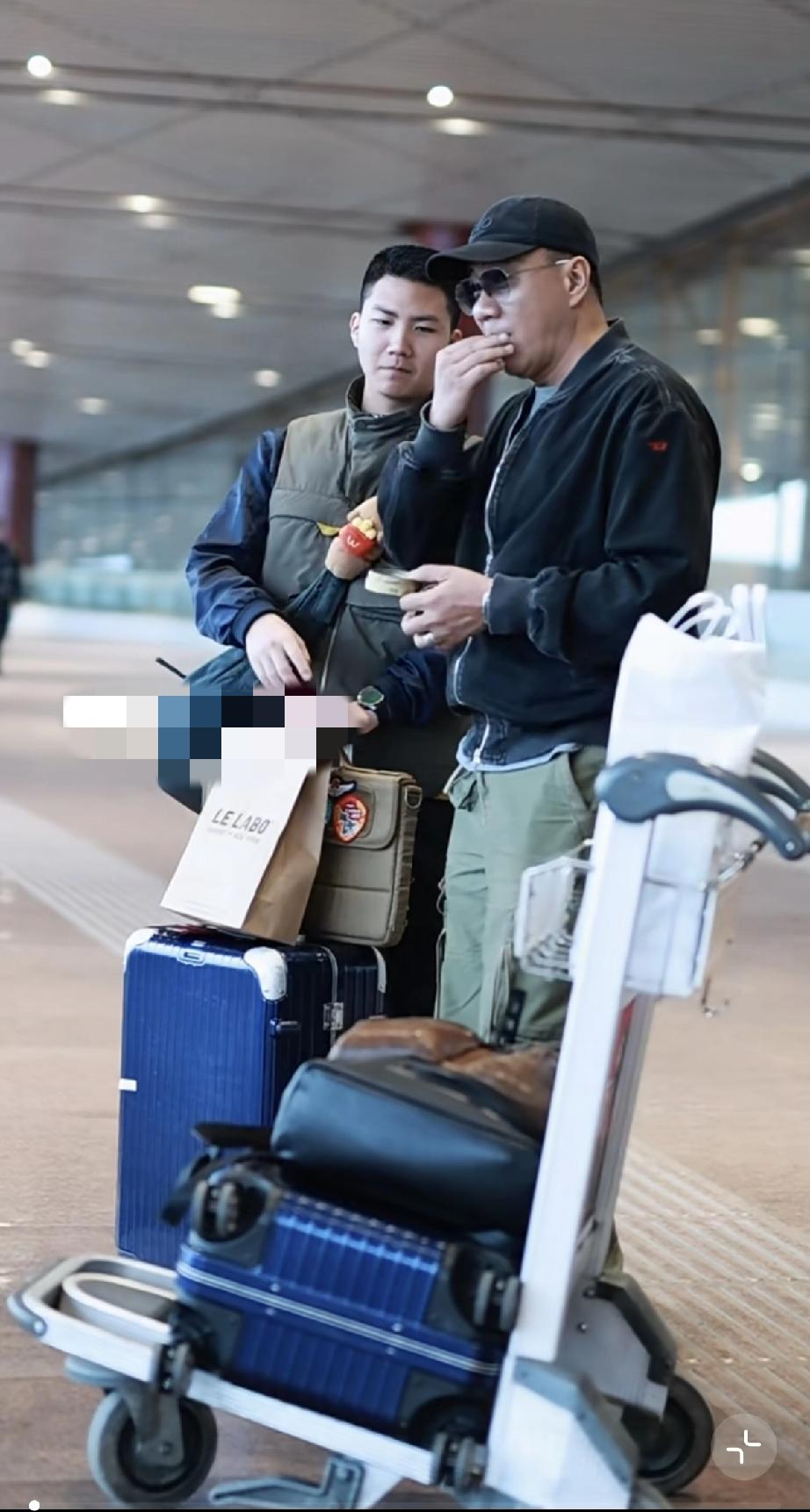 胡军的儿子康康18岁，长得好高，起码有1米80!3月23日，胡军带着儿子胡皓