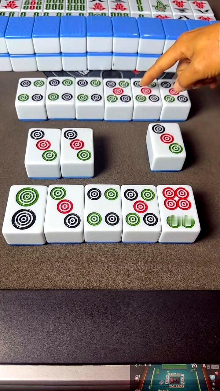 麻将桌上遇到个“狠人”，说他胡七筒。牌一摊，我懵了。他手里三个四筒、三个五筒