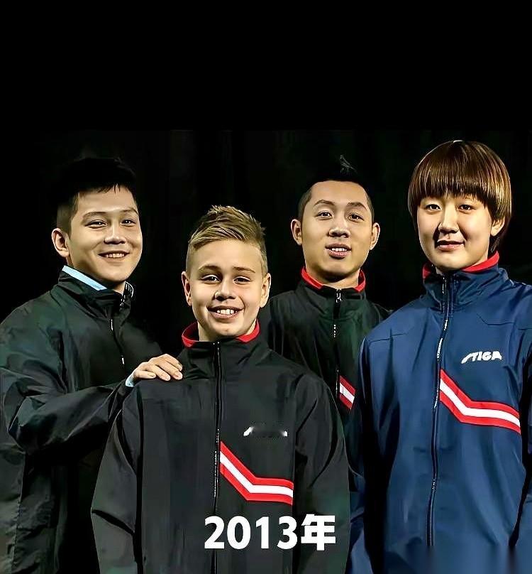 刷到一张老照片，绷不住了。2013年。一个还是微胖界翘楚的“小胖”，一个还是一