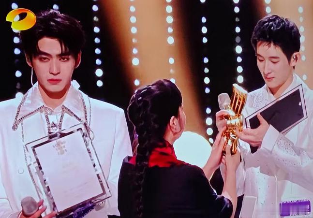 而且节目后面的比赛注水严重，减少淘汰名额，复活吃剩饭，确实没看头，最终的冠亚军候