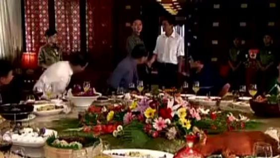 穷小子变亿万富豪 请曾经看不起他的人吃饭 场面尴尬