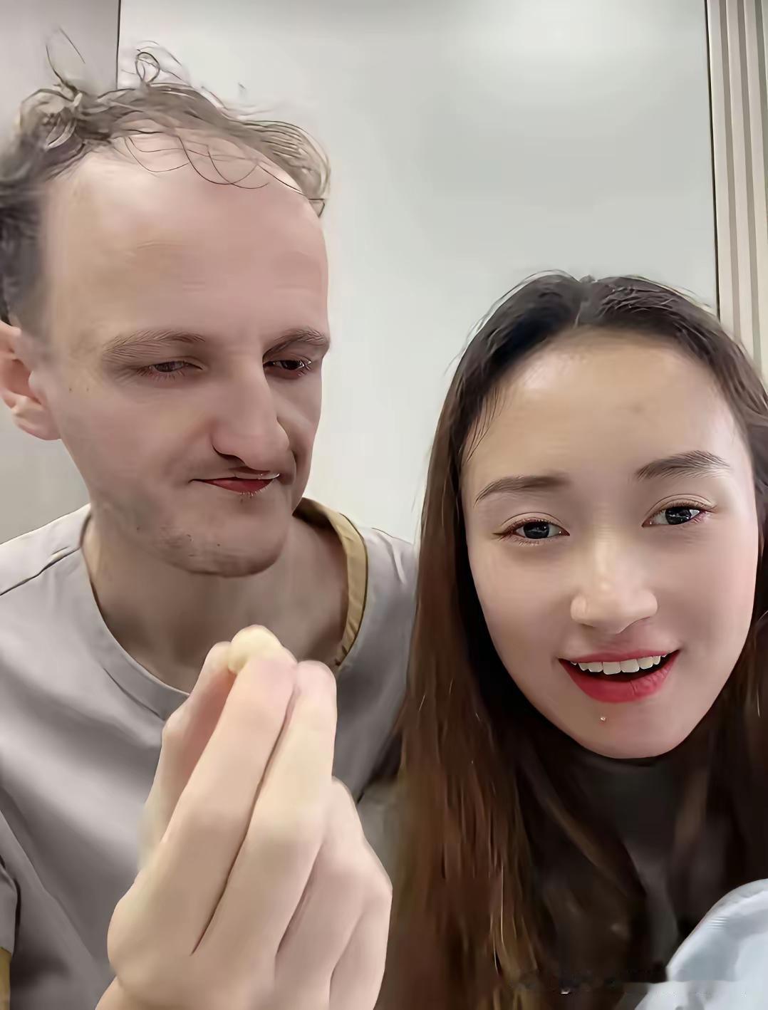 她们在拿青春赌明天！也不知咋想的？咱们漂漂亮亮的姑娘以找外国男人为荣！别管白色的