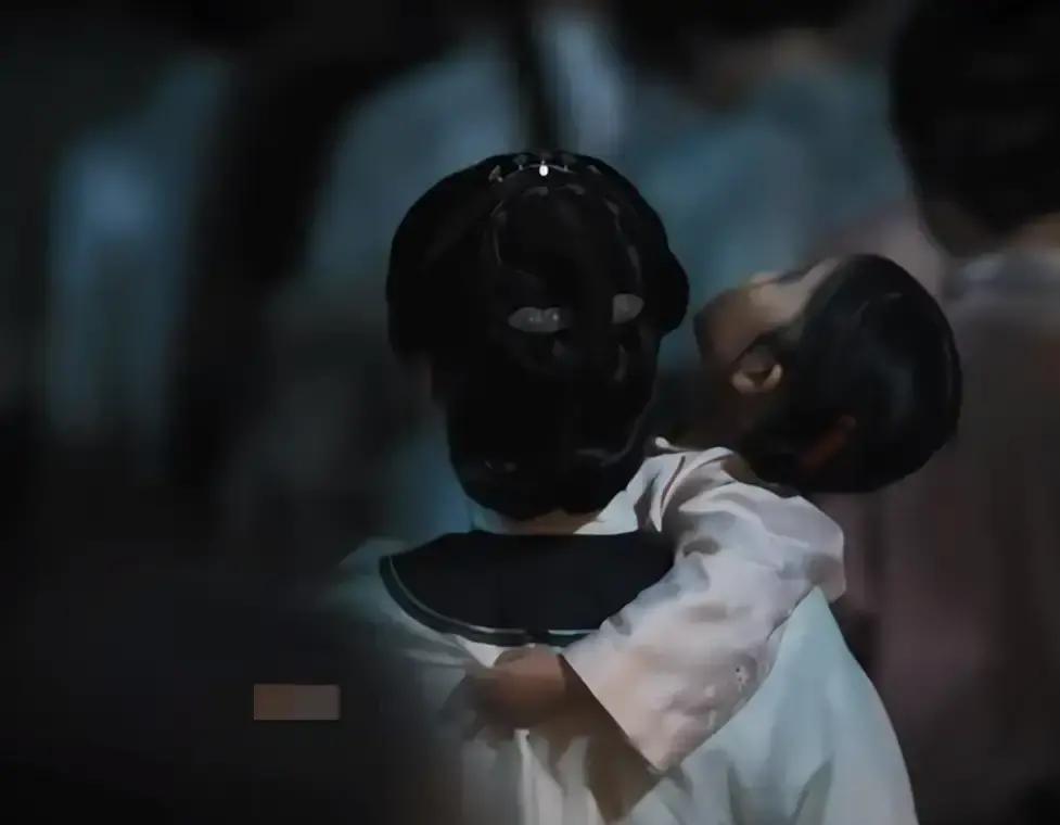 镜头最后一秒，白依梅牵着女儿跪别古平原，袖口一滑，露出李成那枚大圈戒指，弹幕瞬间