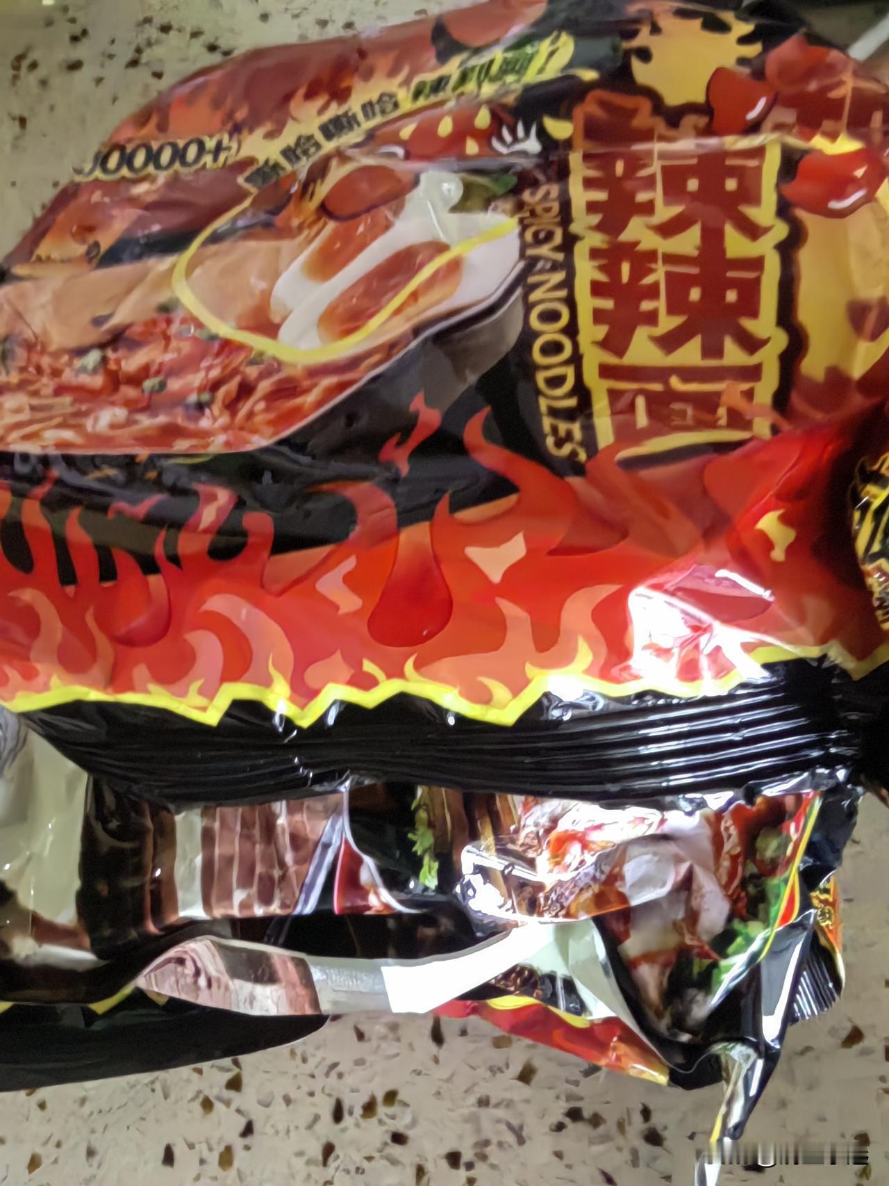我不在家的时候，女儿没时间做饭就会吃方便面。我打开一个柜子，里面放了很多方便面，