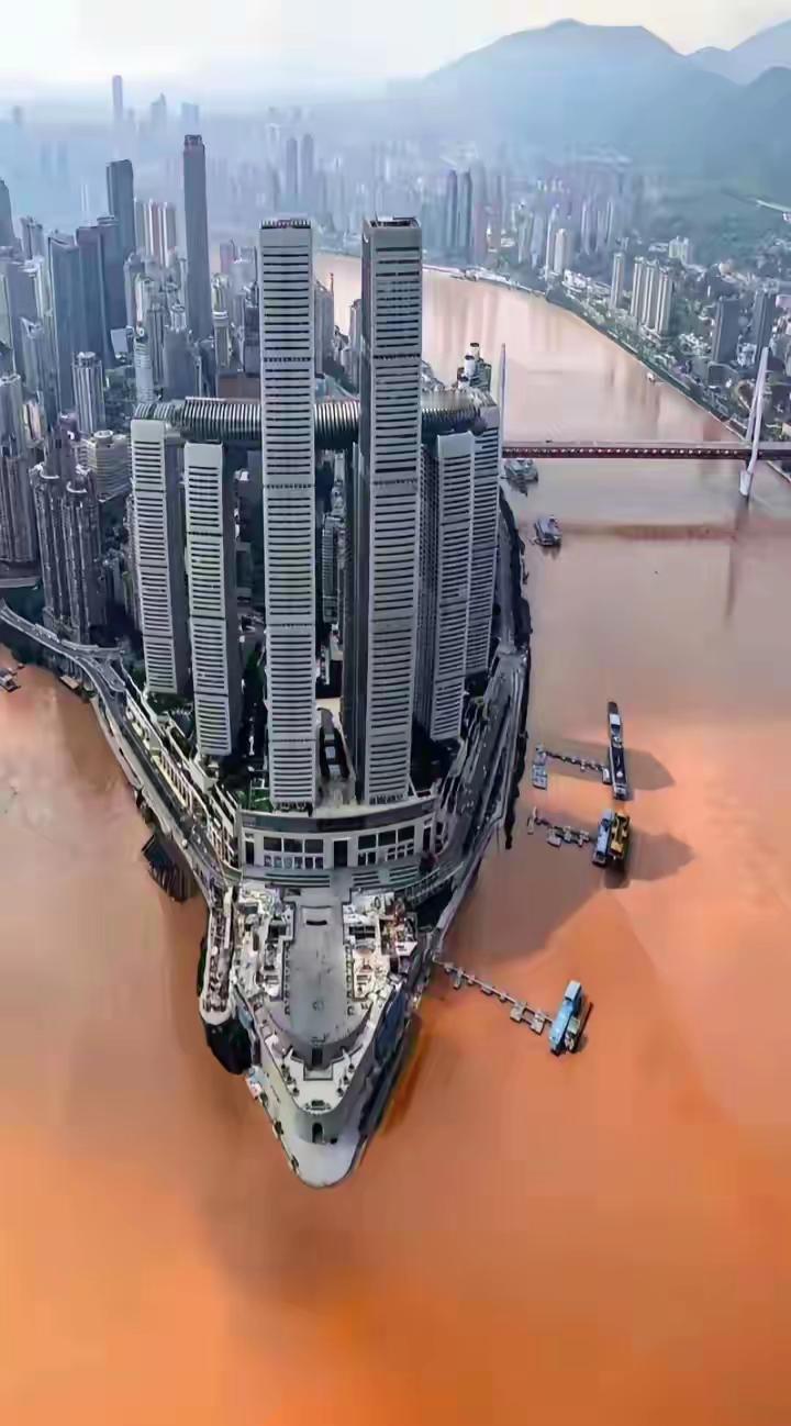 别具一格·重庆朝天门重庆朝天门码头，雄踞主城东北角，正是嘉陵江与长江两江交汇的