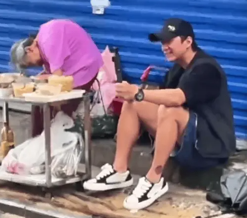 邓超现身南昌买一毛钱奶奶凉菜，夸奶奶“像花儿一样年轻”8月31日，邓超现身南