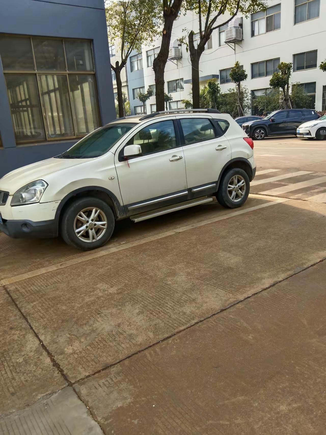 我部门一同事，车在单位里停了快半年了。为啥？租的老小区，一年停车费要他两千四，他