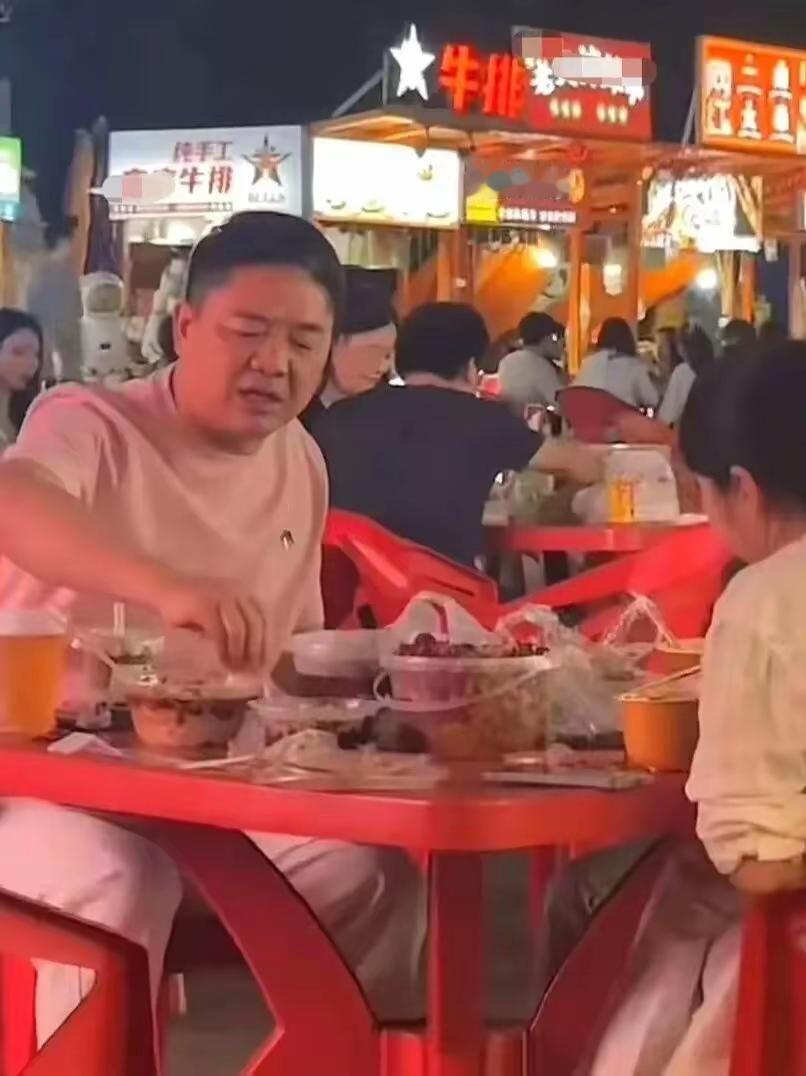 刷到刘强东坐路边摊吃螺蛳粉的照片，我愣了好几秒……粉色T恤，白裤子，坐在福州