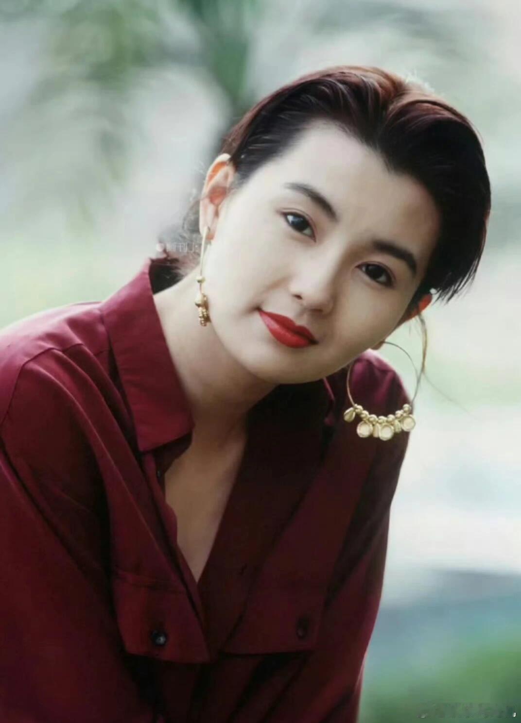 张曼玉我担都在追的星她的角色总是带着一点克制的情绪，不吵不闹，却在细节里让人